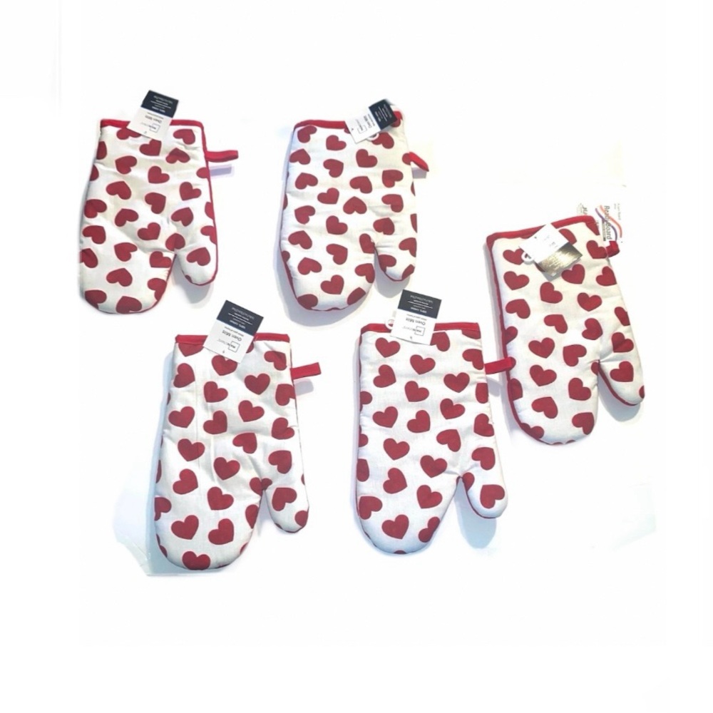 Scattered Red Hearts Kitchen Oven Mitts - 5 included